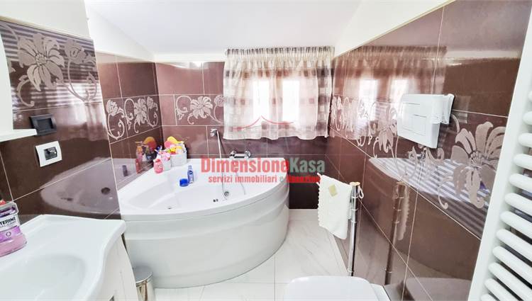 BAGNO CON VASCA IDROMASSAGGIO