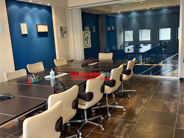Ampio Ufficio di 15 stanze
