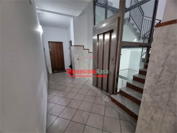 Ufficio A/10 con affaccio su strada Principale