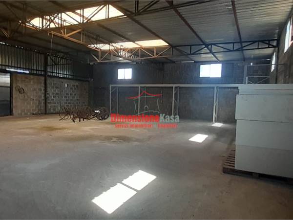 📦 IN AFFITTO – DEPOSITO CON PARCHEGGIO A CANCELLO SCALO