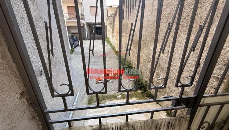 cortile con posto auto