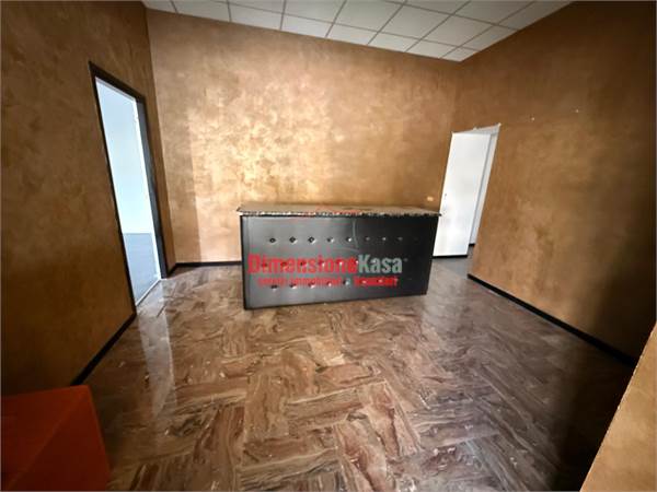 Locale di 60 mq con spazio esterno