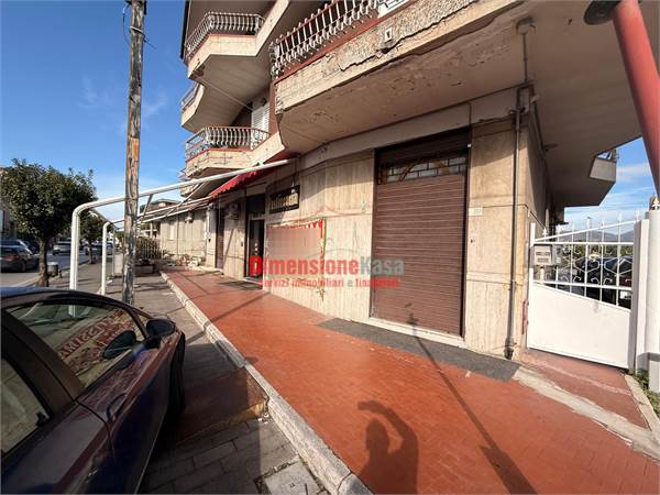 Locale Commerciale con 3 Vetrine