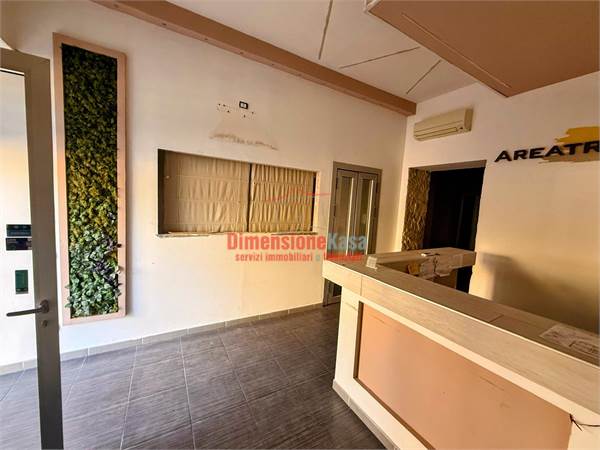 Ampio Locale Commerciale 180 mq con 3 Vetrine su Strada – Zona Stazione